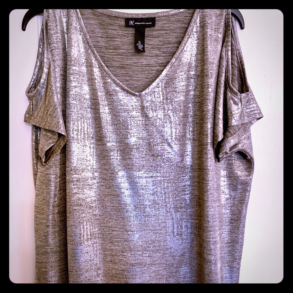 🔸SOLD🔸Cold shoulder metallic silver top XL